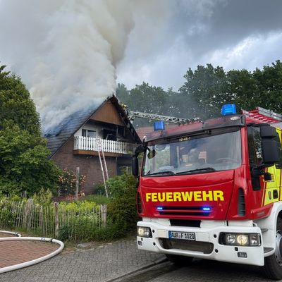 FW-AUR: Einfamilienhaus in Flammen