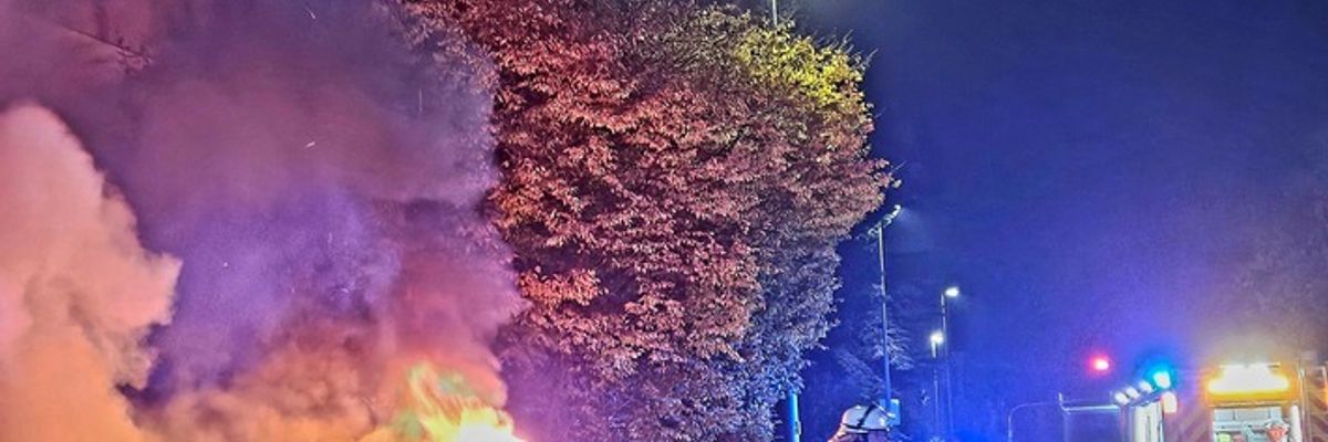 FW-Radolfzell: PKW-Brand droht auf Gebäude überzugreifen