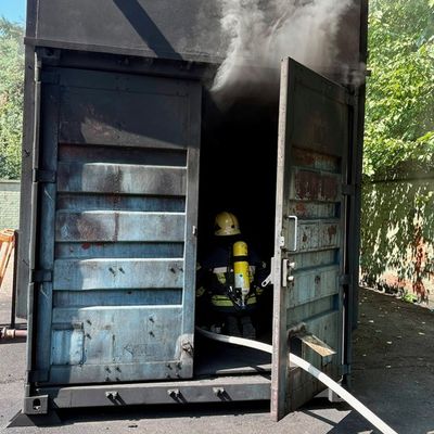 FW Hünxe: Fortbildung unter realistischen Bedingungen - Feuerwehr Hünxe trainiert in Weeze