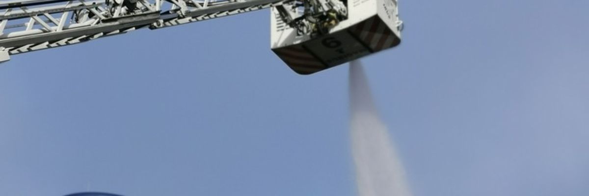 FW-E: Brand in einer Lagerhalle am Ostersonntag