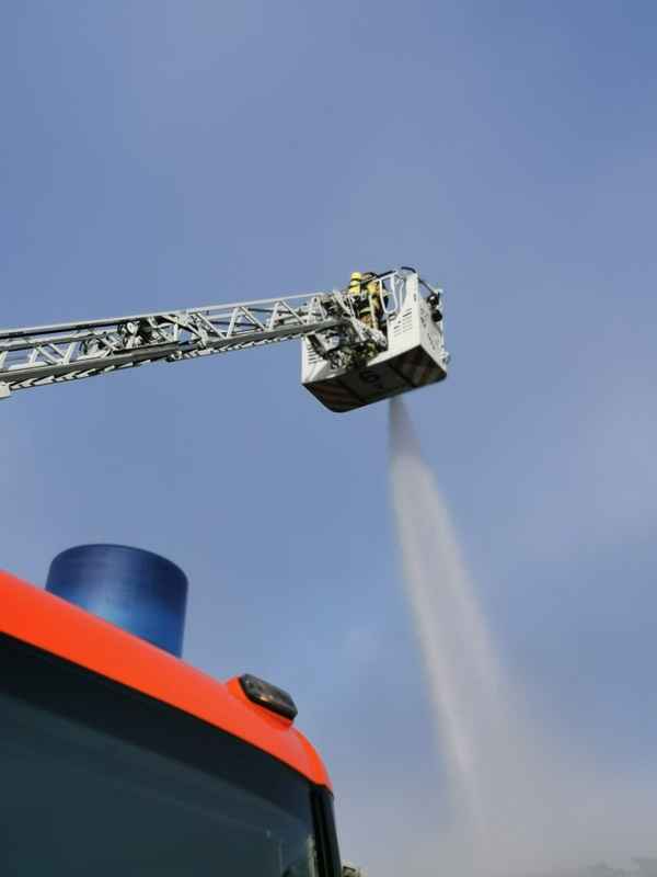 FW-E: Brand in einer Lagerhalle am Ostersonntag