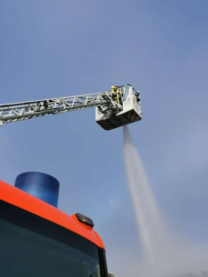 FW-E: Brand in einer Lagerhalle am Ostersonntag