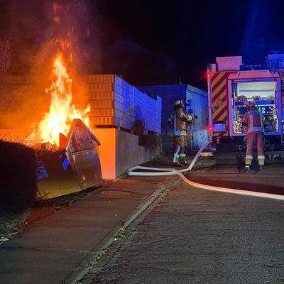 FW Weinheim: Feuerwehreinsatz in der Nacht: Brennender Container in Weinheim gelöscht