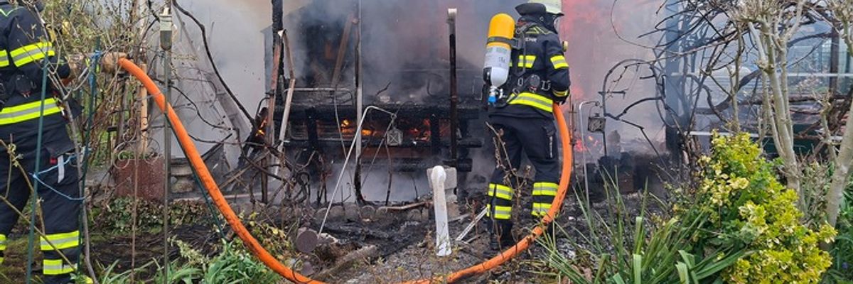 FW-M: Drohne unterstützt bei Brand in Kleingartenanlage (Perlach)