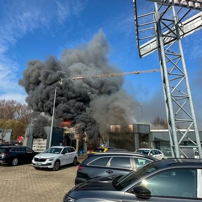FW Porta Westfalica: 10.03.2026 - Großbrand einer KFZ-Werkstatt in Porta Westfalica Barkhausen