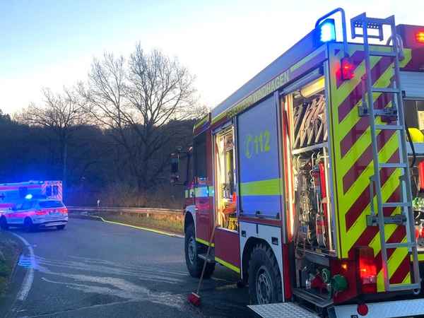 FW VG Asbach: Einsatzreicher Tag für die Feuerwehr der Verbandsgemeinde Asbach: Verkehrsunfall und zwei Brandeinsätze fordern Feuerwehrkräfte