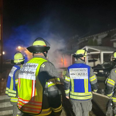 FW-WRN: Ausgedehnter Carportbrand in der Mozartstraße