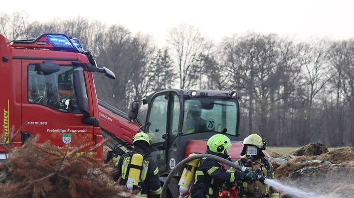 FW-SE: Rundballenbrand in Struvenhütten
