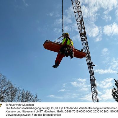 FW-M: Notfallrettung auf Baustelle (Menterschwaige)