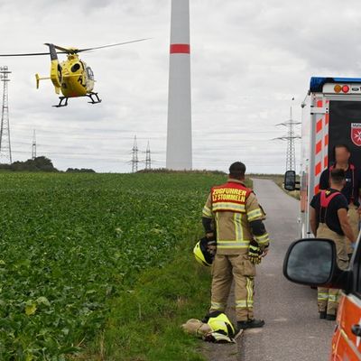 FW Pulheim: Pulheim-Stommeln: Landwirt verletzt sich bei Arbeitsunfall schwer
