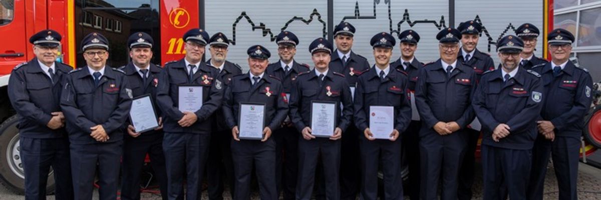 FW Tönisvorst: Feuerwehr Tönisvorst würdigt langjähriges Engagement beim "Tag der Ehrungen"