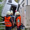 KFV-CW: LKW stürzt Böschung hinunter / Fahrer schwer verletzt / Straße bis frühen Abend gesperrt