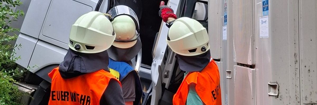 KFV-CW: LKW stürzt Böschung hinunter / Fahrer schwer verletzt / Straße bis frühen Abend gesperrt