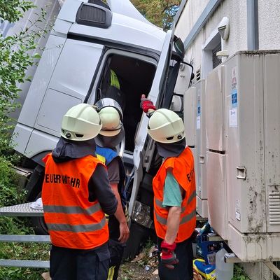 KFV-CW: LKW stürzt Böschung hinunter / Fahrer schwer verletzt / Straße bis frühen Abend gesperrt
