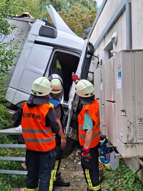 KFV-CW: LKW stürzt Böschung hinunter / Fahrer schwer verletzt / Straße bis frühen Abend gesperrt