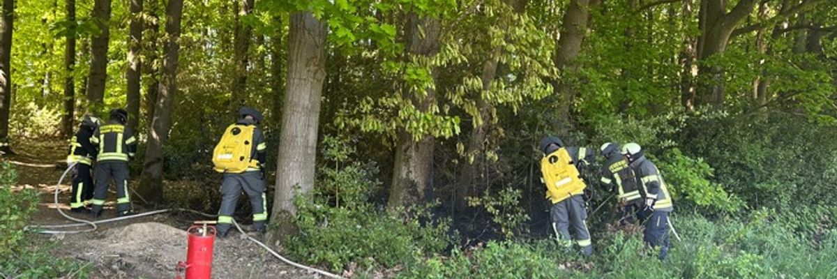 FW-EN: Wetter - Feuerwehr löscht Feuer im Wald