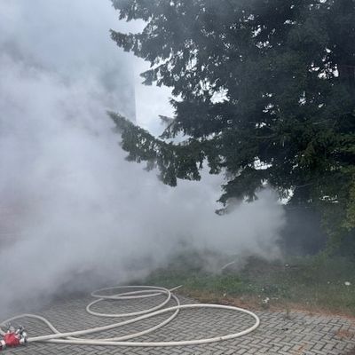 FW Düren: Wohnungsbrand am frühen Morgen - Feuerwehr Düren bringt Feuer schnell unter Kontrolle