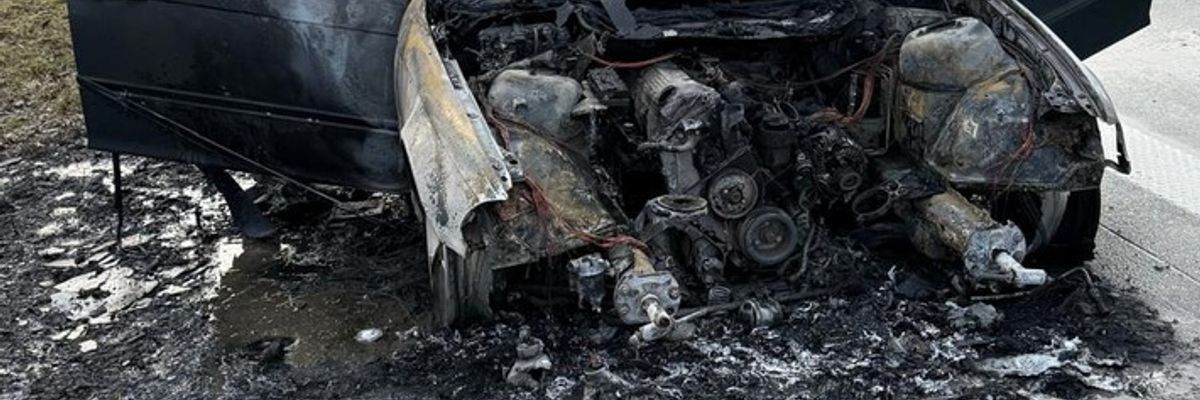 FW-ROW: Brennender Pkw auf der A1 - Feuer greift auf Böschung über