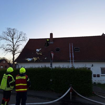 FW-ROW: Zimmerbrand in Asylunterkunft - 12 Personen gerettet