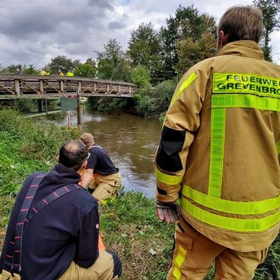 FW Grevenbroich: Erneuter Todesfall an der Erft bei Grevenbroich - Feuerwehr birgt unbekannten Leichnam aus dem "Flutgraben" - Polizei ermittelt