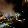 FW-E: Zwei PKW in Vollbrand - Feuerwehr verhindert Brandausbreitung auf weitere Fahrzeuge und Grünanlage