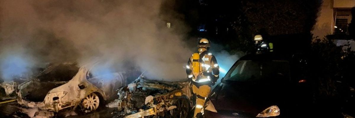 FW-E: Zwei PKW in Vollbrand - Feuerwehr verhindert Brandausbreitung auf weitere Fahrzeuge und Grünanlage