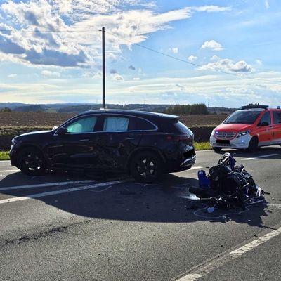 FW Ense: Verkehrsunfall Kreuzungsbereich B516 und L745 - PKW und Motorrad