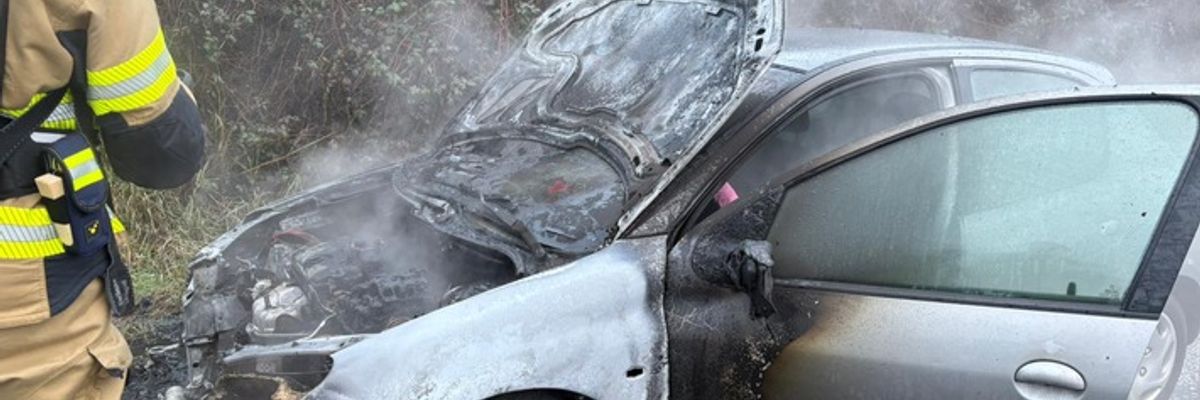 FW-NE: Fahrzeug gerät auf der A57/A46 in Brand | Keine Verletzten