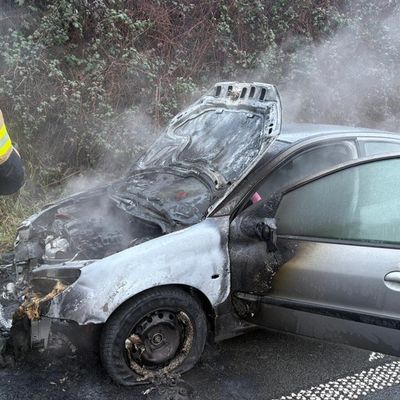 FW-NE: Fahrzeug gerät auf der A57/A46 in Brand | Keine Verletzten