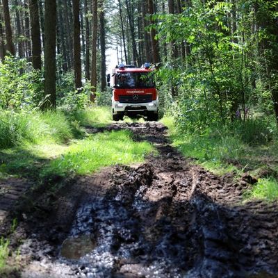 FW Hambühren: Maschinisten der Ortsfeuerwehr Hambühren führen praktisches Geländefahrtraining durch