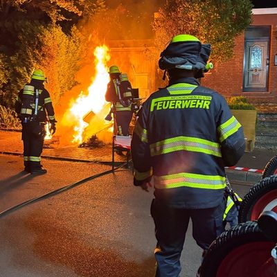FW Neukirchen-Vluyn: Feuerwehr rückt zu mehreren Bränden aus - Sperrmüll und Carport in Flammen