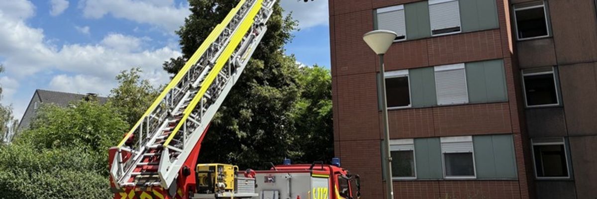 FW-DO: Feuerwehr rettet Person mit Spezialgerät aus Wohnung