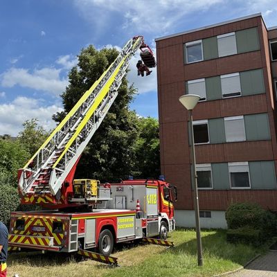 FW-DO: Feuerwehr rettet Person mit Spezialgerät aus Wohnung