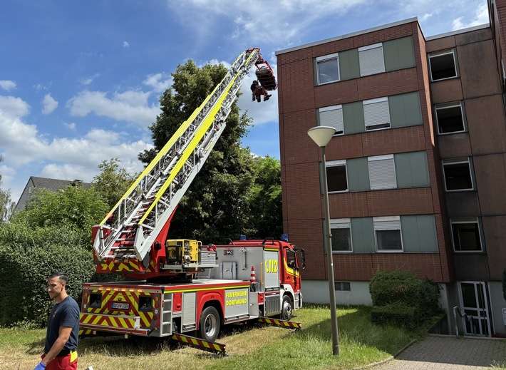 FW-DO: Feuerwehr rettet Person mit Spezialgerät aus Wohnung