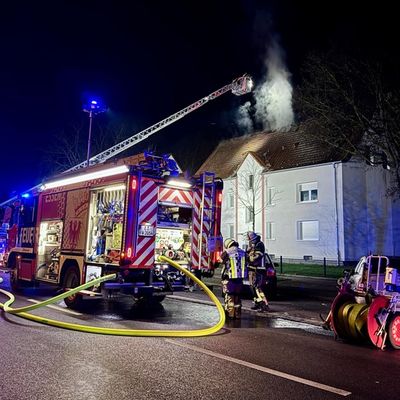 FW-E: Dachstuhlbrand in Essen-Karnap - Feuerwehr bis in die Morgenstunden im Einsatz