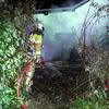 FW Dresden: Brand in Kleingartenanlage - erschwerte Zufahrt für Einsatzkräfte