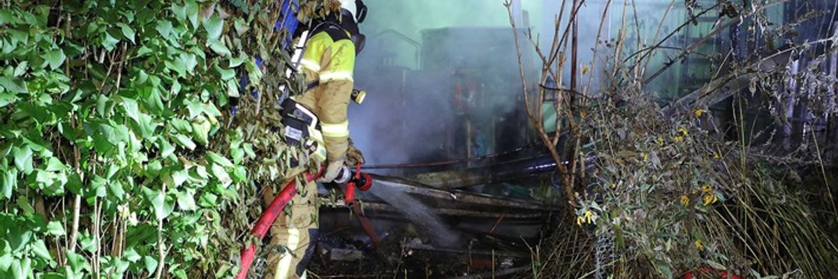 FW Dresden: Brand in Kleingartenanlage - erschwerte Zufahrt für Einsatzkräfte