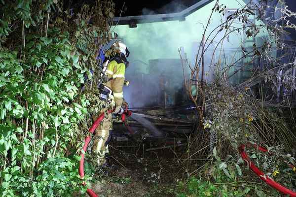 FW Dresden: Brand in Kleingartenanlage - erschwerte Zufahrt für Einsatzkräfte