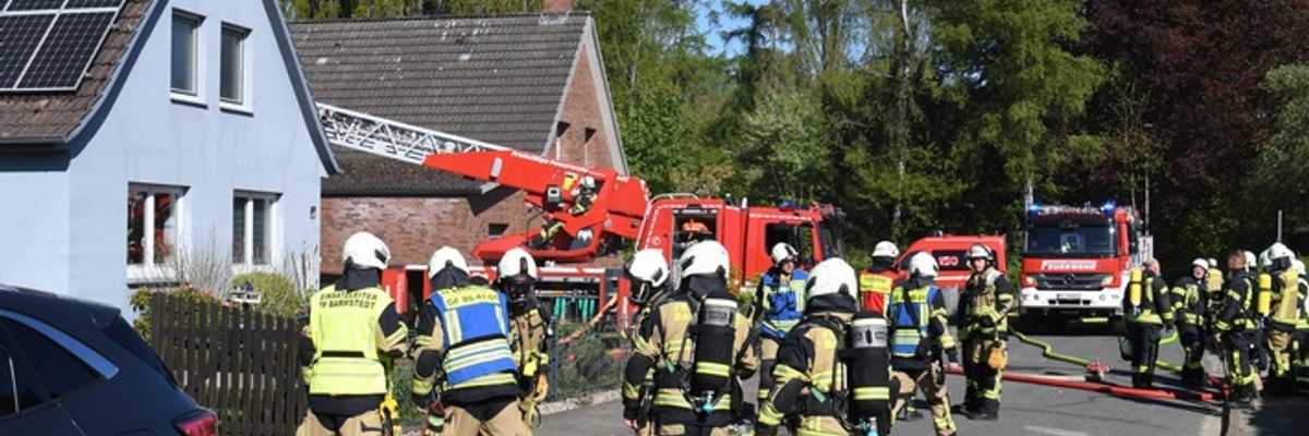 FW-PI: Barmstedt: Anbau in Vollbrand - Feuerwehr rettet Einfamilienhaus