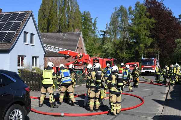 FW-PI: Barmstedt: Anbau in Vollbrand - Feuerwehr rettet Einfamilienhaus