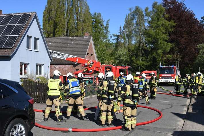 FW-PI: Barmstedt: Anbau in Vollbrand - Feuerwehr rettet Einfamilienhaus