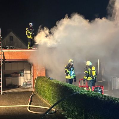 FW-ROW: Garage brennt in voller Ausdehnung - Feuerwehr verhindert Übergreifen auf Wohnhaus