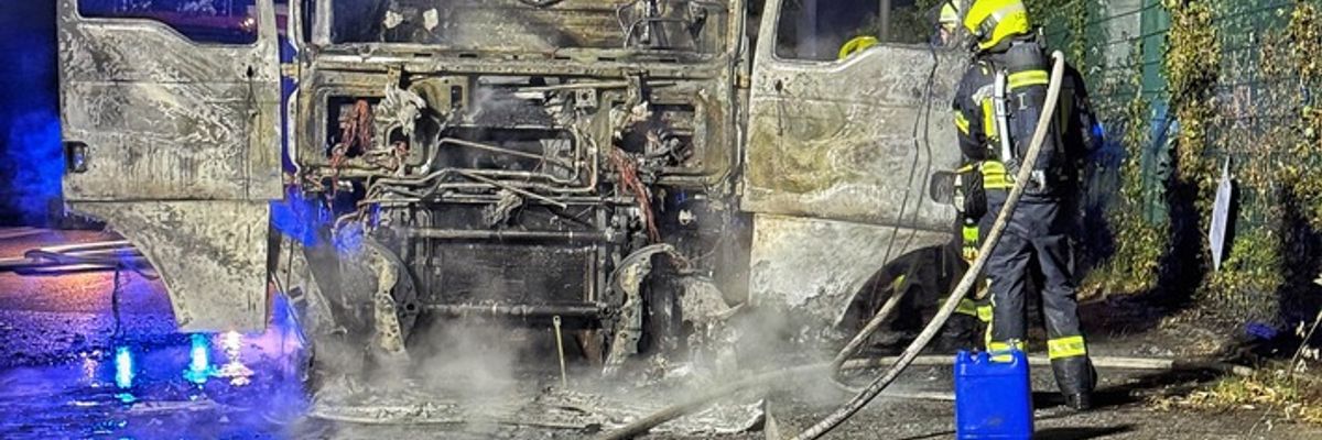 FW-NE: LKW-Brand im Hafengebiet | Zugmaschine in Vollbrand - keine Verletzten