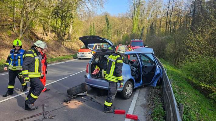 FW Königswinter: Vier Verletzte bei Verkehrsunfall auf L331 im Siebengebirge