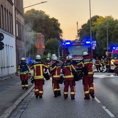 FW Neumünster: Kellerbrand in der Feldstraße - Fünf Personen gerettet, Baby über Drehleiter in Sicherheit gebracht
