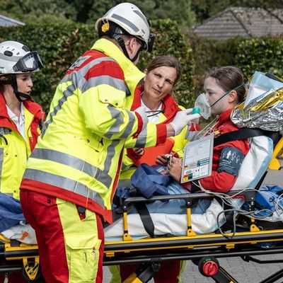 FW-KLE: Realitätsnahe Großübung an der St. Markus Grundschule in Schneppenbaum - Feuerwehr, Rettungsdienst und DLRG trainieren den Ernstfall gemeinsam