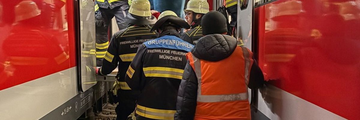 FW-M: S-Bahngästen beim Umstieg geholfen (Englschalking)
