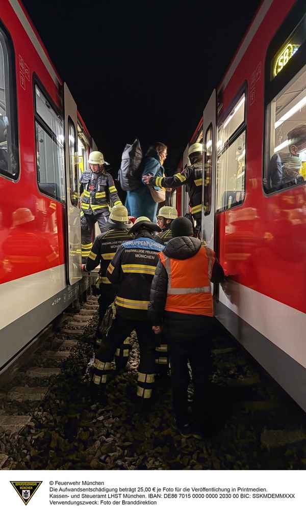 FW-M: S-Bahngästen beim Umstieg geholfen (Englschalking)