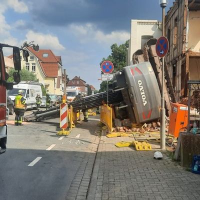 FW Celle: Tödlicher Arbeitsunfall auf Baustelle - Bagger kippt bei Abrissarbeiten um