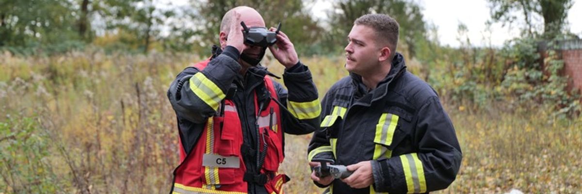 FW-DO: Unklare Rauchentwicklung aus einsturzgefährdeter Lagerhalle: Feuerwehr setzt Spezialtechnik und Drohne ein